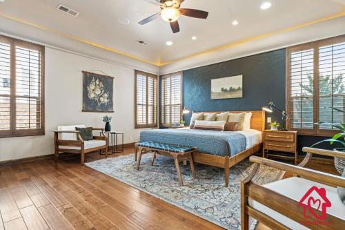 een slaapkamer met een bed, een bank en een tafel bij Bosque Retreat on the Rio - An Irvie Home in Albuquerque