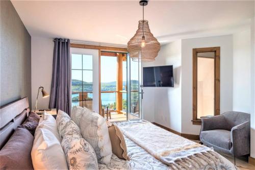 sala de estar con sofá y ventana grande en Équinoxe 164-2 / Exclusive Mountain Home With View, en Mont-Tremblant