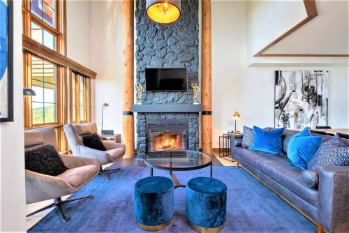 a living room with a couch and a fireplace at Tremblant Prestige - Équinoxe 164-2 in Mont-Tremblant