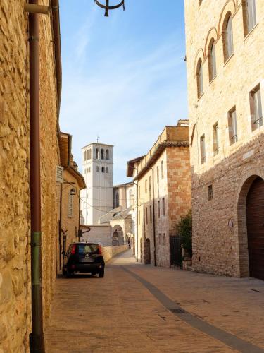 a car parked on a street in an alley at Rustic House, con patio e giardino, Assisi centro in Assisi