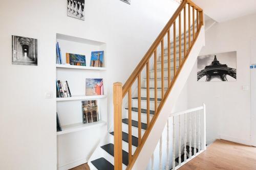 un escalier dans une maison aux murs blancs et au parquet dans l'établissement Maison cosy 4 chambres, terrasse, garage privé, à Croix