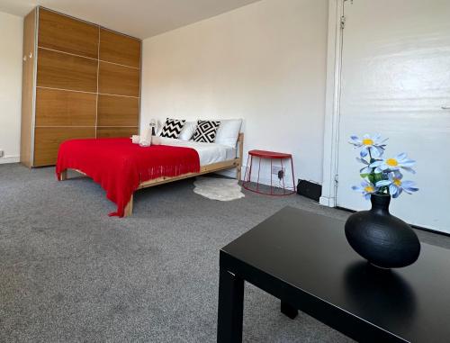 Postel nebo postele na pokoji v ubytování Cosy Flat Close To East Dulwich Station