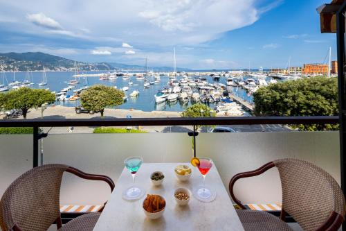 una mesa con bebidas y vistas al puerto en Hotel Laurin, en Santa Margherita Ligure