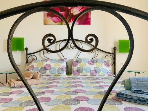 um quarto com uma cama com uma cama em ferro forjado em Casa Vacanza Serena em SantʼAnna Arresi