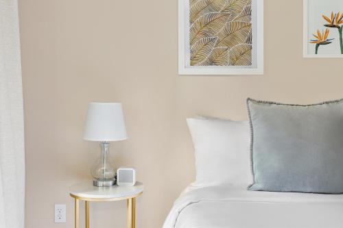 a bedroom with a bed and a table with a lamp at Kasa Bellevue Seattle in Bellevue