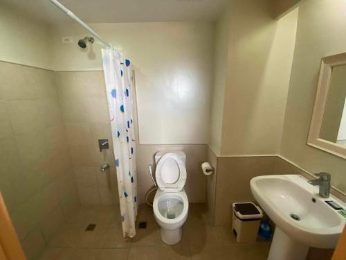 Phòng tắm tại Pool level Persimmon Condo w/ kitchen unit 615