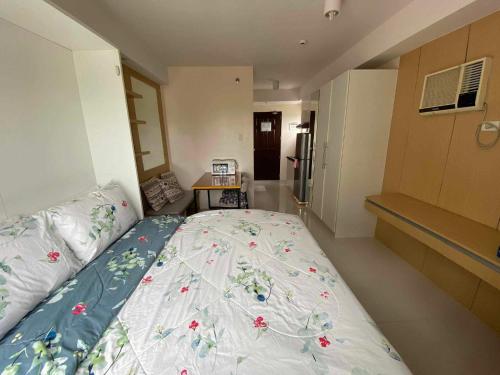 Giường trong phòng chung tại Pool level Persimmon Condo w/ kitchen unit 615