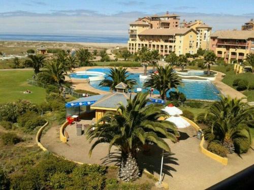 Una vista aérea de un complejo turístico con piscina. en Condominio Ilimay Las Cruces, en Las Cruces