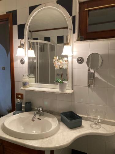 a bathroom with a sink and a mirror at La Caponera in Riccò del Golfo di Spezia