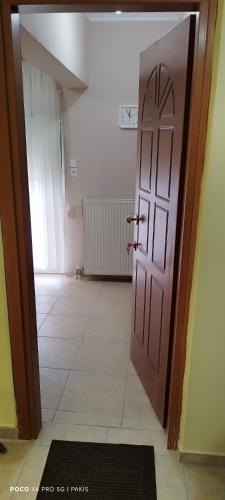 DhidhimótikhonにあるΔ1のタイルフロアの部屋