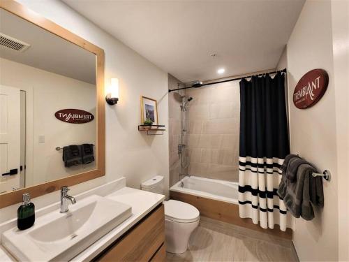 een badkamer met een wastafel, een toilet en een bad bij EDM 1500-2/Your Mountain Oasis in Mont-Tremblant