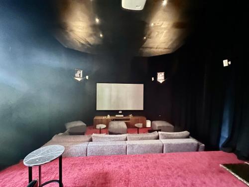 - un salon avec un canapé et une télévision dans l'établissement Majestic Luxury Villa Marrakech, à Marrakech