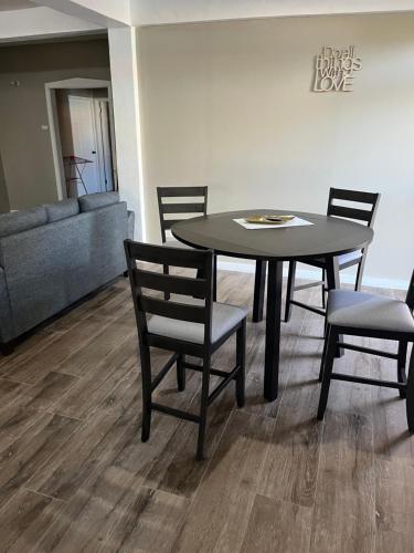 - une salle à manger avec une table, des chaises et un canapé dans l'établissement 2Bedroom Vacation Home, à Paix Bouche