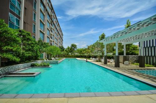 ホアヒンにあるBaan Peang Ploen Huahinの建物の真ん中にあるプール