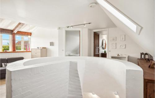 - un salon blanc avec une grande table blanche dans l'établissement Cozy Home In Skagen With Kitchen, à Skagen