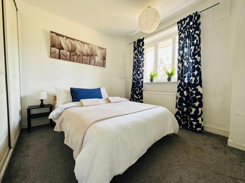 a bedroom with a large bed and a window at Cosy Flat Close To East Dulwich Station in London