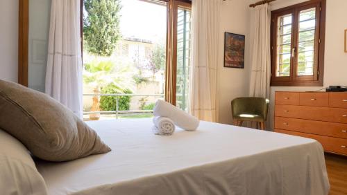 1 dormitorio con 1 cama con ordenador portátil en Villa Palma 3, en Palma de Mallorca