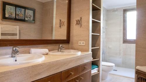 a bathroom with two sinks and a toilet at Villa Palma 3 in Palma de Mallorca