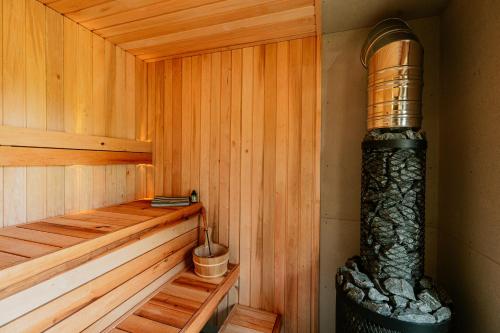 a wooden sauna with a thermosphericitatingitatingitatingitatingitatingitatingitating at Tindioru Valley Resort in Rõuge