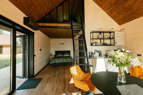una casa pequeña con una escalera de caracol en una habitación en Tindioru Valley Resort, en Rõuge