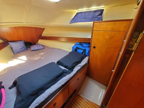 uma pequena cama na parte de trás de um barco em Diseohl em Deauville