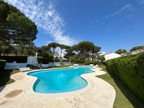 Bazén v ubytovaní Casa con Jardín y Piscina Comunitaria alebo v jeho blízkosti