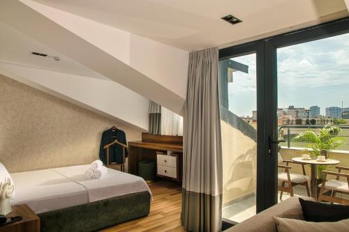 Habitación de hotel con cama y balcón en La Mia Suites, en Estambul