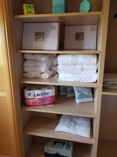 托羅的住宿－Piso Igualdad，衣柜里装满了毛巾和盒子