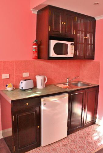 a kitchen with a sink and a microwave at Hatchers Richmond Manor in Richmond