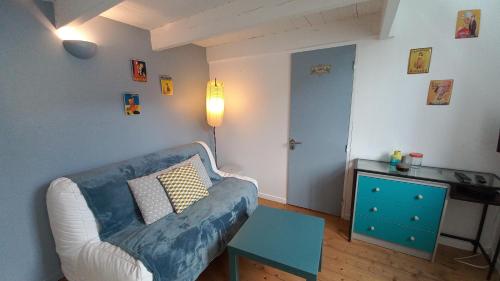 a living room with a couch and a table at Les Appartements du 104 in Saint-Jean-de-Monts