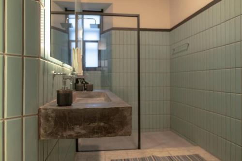 un bagno con lavandino e specchio di Casa Atipica a San Cristóbal de Las Casas