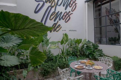 a table with food on it in a garden at Casa Atipica in San Cristóbal de Las Casas