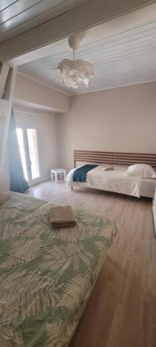 a bedroom with two beds and a ceiling at La Feuillette in Maligny