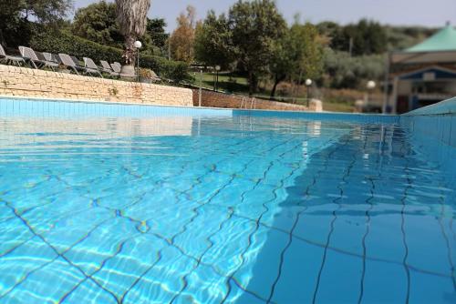 an empty swimming pool with blue water at Agriturismo Giannavi in Palazzolo Acreide
