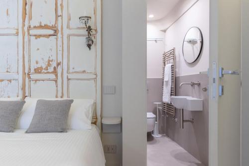カターニアにあるBiuti Suite Apartmentの白いベッドルーム(ベッド1台、シンク付)