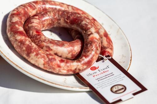 a plate with two sausages on top at Agriturismo Giannavi in Palazzolo Acreide