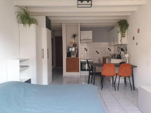 Photo de la galerie de l'établissement Studio tout confort centre ville - Balcon, Clim, TV, Wifi, à Mazan