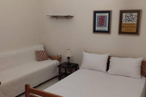伊古邁尼察的住宿－Grapes and Roses，一间带两张床和一张沙发的客厅