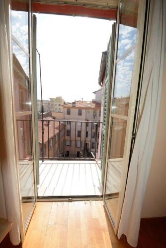 Cette chambre vide dispose d'une grande fenêtre et d'un balcon. dans l'établissement Résidence 3 Massena, à Nice