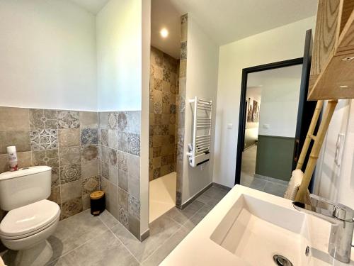 uma casa de banho com um WC e um lavatório em Villa Saint Jean En Provence em Châteaurenard