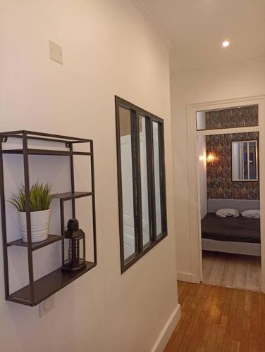 a room with a mirror on a wall with a bed at Appartement proche Gare Part-Dieu in Lyon