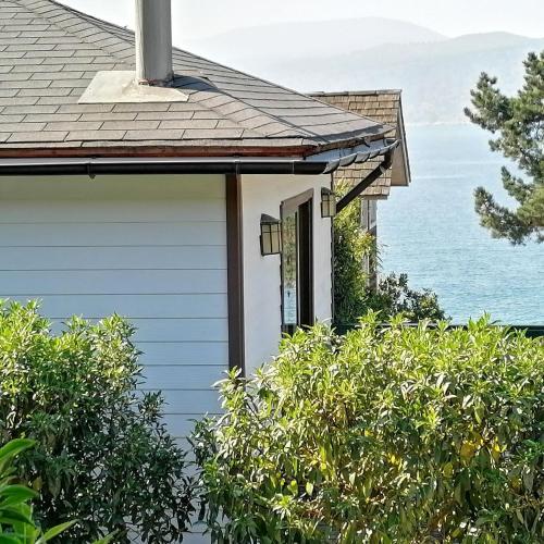 a house with a view of the ocean at AmbienteMar Cabañas in Papudo