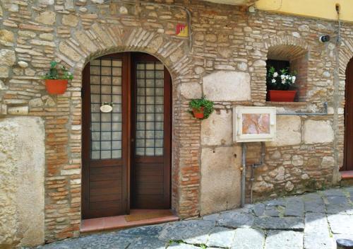 um edifício de pedra com duas portas e dois vasos de plantas em Estia Bed and Relax em Benevento
