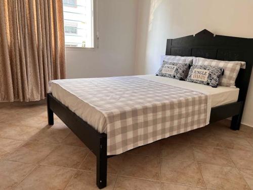 Ce lit se trouve dans un dortoir doté d'un grand lit avec des oreillers. dans l'établissement Appartement luxueux à Rabat, à Rabat