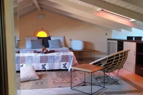 um quarto com uma cama, uma mesa e cadeiras em You & Me, near the sea and Patras University em Patra