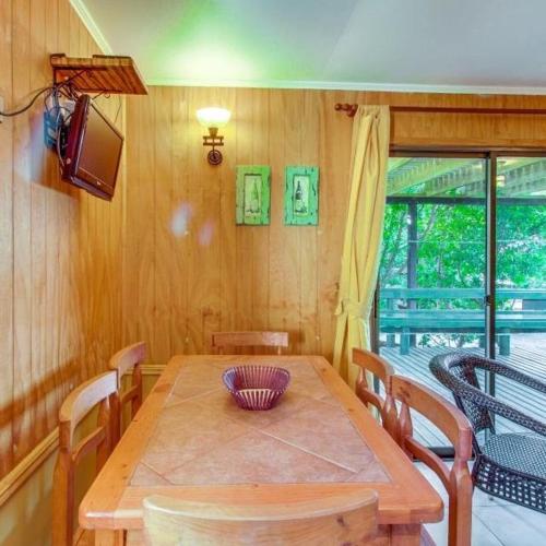 a dining room table with a bowl on top of it at AmbienteMar Cabañas in Papudo