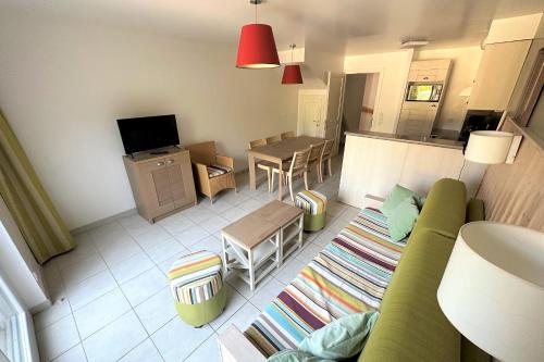 un salon avec un canapé et une cuisine dans l'établissement Quiet bright apartment in Pornichet, à Pornichet