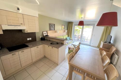 une cuisine avec une table et une salle à manger dans l'établissement Quiet bright apartment in Pornichet, à Pornichet
