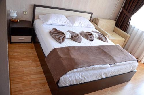 プリモルスコにあるEdelvais Guest Houseのベッド(上に毛布と枕付)