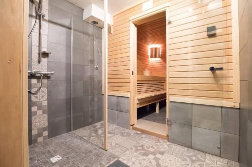 een badkamer met een douche en een inloopdouche bij HaKaJu Appartement 10 personnes à Val Cenis in Lanslebourg-Mont-Cenis